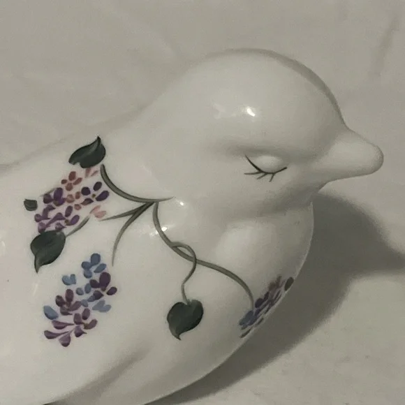 Vintage Fenton milk glass hand painted bird figurine Lilac signed by artist NWT - Picture 3 of 4